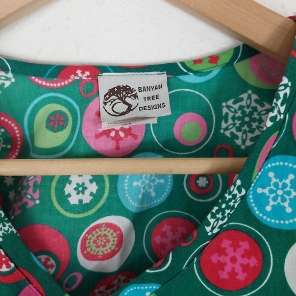 Banyan Tree Designs Green Christmas Snowflake Designs Scrub Top Pockets Size SM. - Picture 5 of 8